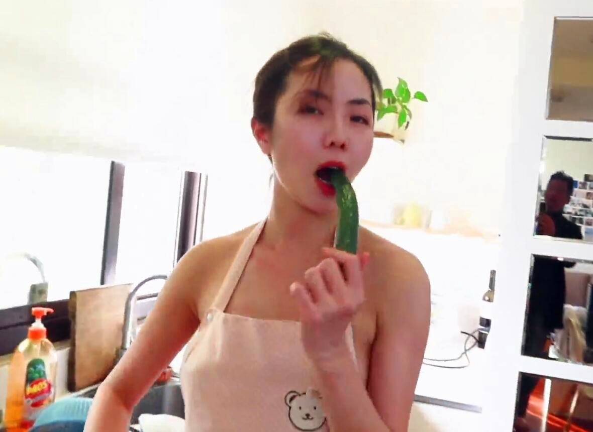 漂亮美乳学姐说要下厨 结果看到小黄瓜 香蕉 就自己淫荡玩起来 高清私拍43P 高清1080P原版